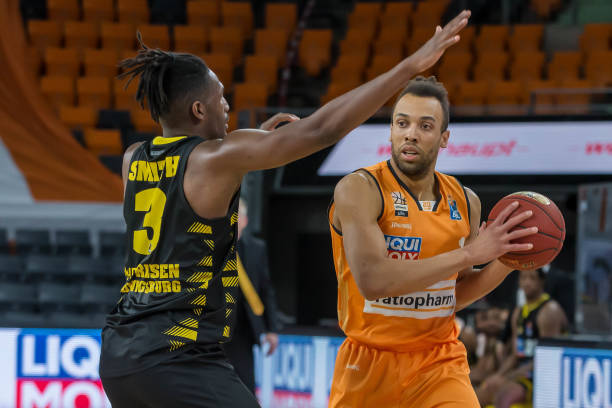 以迅雷不及 以迅雷不及